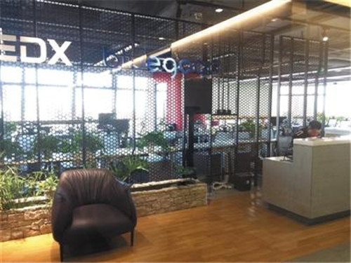 11月16日，小藍(lán)單車總部人去樓空，前臺(tái)只剩保安。