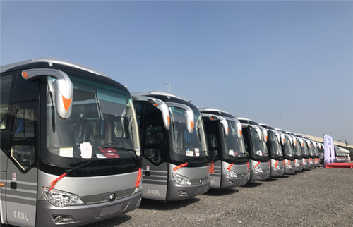 30輛宇通豪華客車整裝待發(fā) 30輛宇通豪華客車整裝待發(fā)