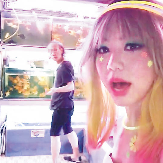 鄧紫棋穿熒光裝，嚇尿路人