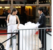 井柏然，馬思純徘徊在戛納紅毯門口