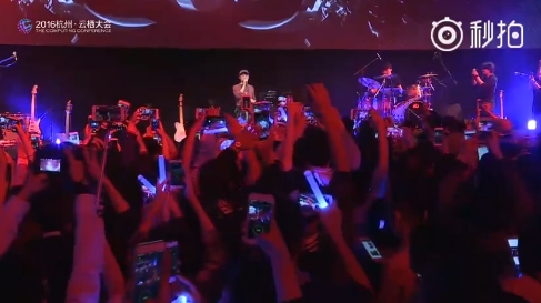 馬云登臺高歌《光輝歲月》臺風(fēng)不俗