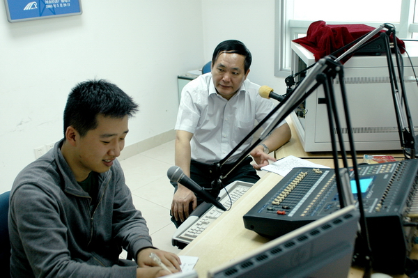 河南省政府安委會副主任、省安全生產(chǎn)監(jiān)督管理局黨組書記、局長張國輝做客《安全河南》直播室