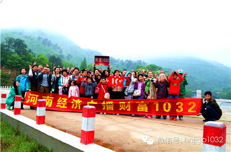 這么美的地方，我們合影留念，看大家多開(kāi)心！