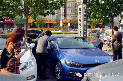 當(dāng)然，小編認(rèn)為最高境界是這位美女，這張照片應(yīng)該取名為論美女的自我修養(yǎng)。