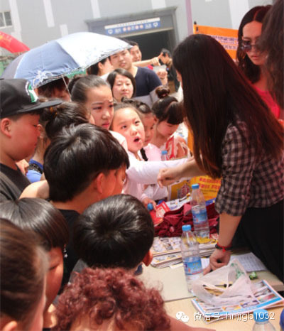 禮品領(lǐng)取處，這是要把工作人員圍攻的節(jié)奏啊。