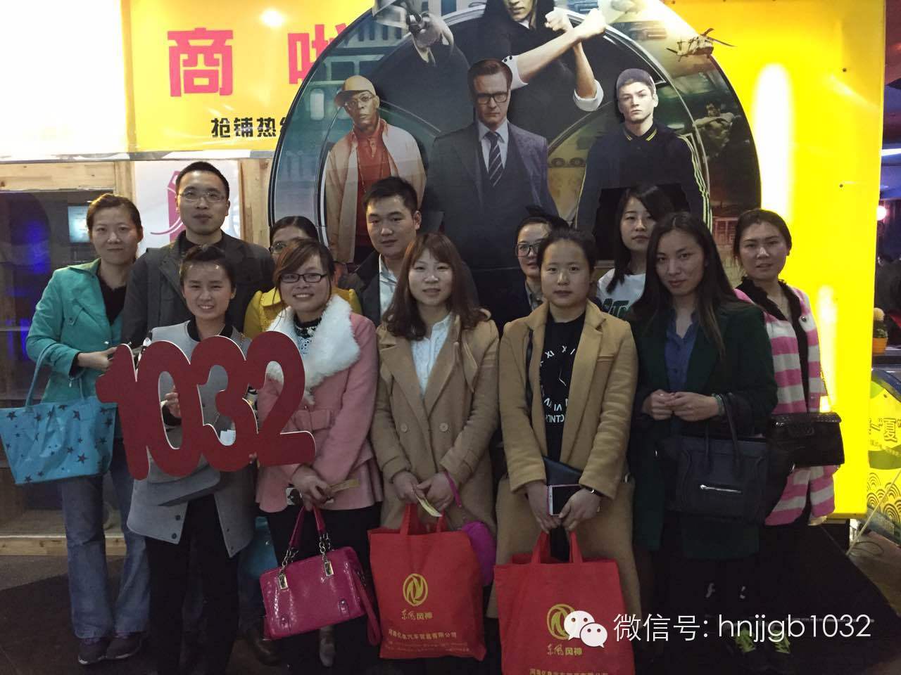 來個(gè)合影，1032的聽眾棒棒噠，個(gè)個(gè)都準(zhǔn)時(shí)到達(dá)了集合地點(diǎn)。Johnny表示很欣慰??！