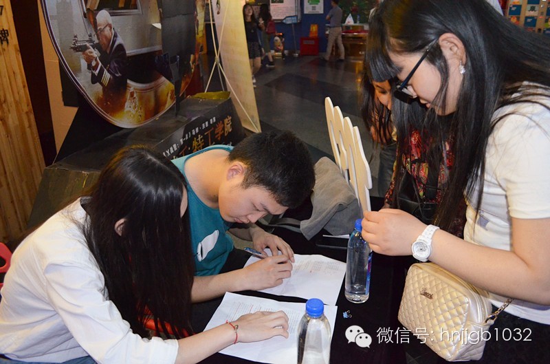 看，我們的工作人員正在組織簽到哦！