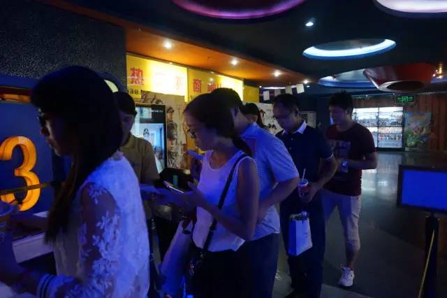 電影馬上開始，排隊(duì)入場嘍