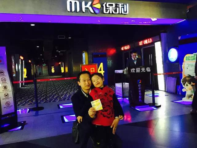 再來(lái)看兩個(gè)萌娃，表情都好有戲！