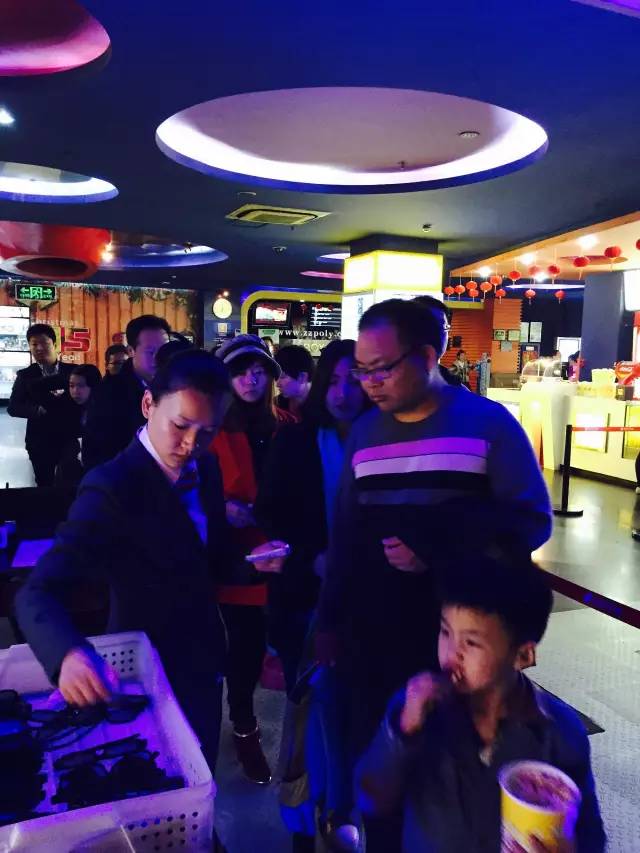 小朋友吃的好香啊！爆米花和電影真是絕配喲