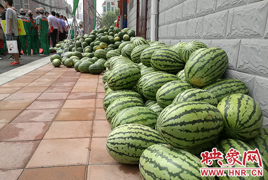 經(jīng)濟(jì)廣播工作人員和愛心企業(yè)給正在忙碌的環(huán)衛(wèi)工人、交警等送去一萬六千多斤西瓜和近百提礦泉水。