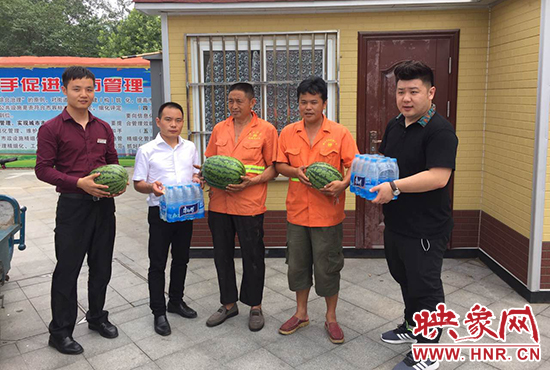 經(jīng)濟(jì)廣播工作人員和愛心企業(yè)給正在忙碌的環(huán)衛(wèi)工人、交警和協(xié)警等送去了一萬六千多斤西瓜和近百提礦泉水。