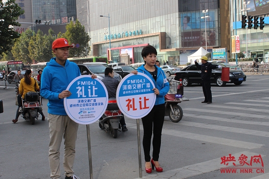 河南省文明交通形象大使、河南交通廣播主持人南方在活動現(xiàn)場