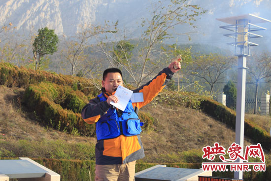 裁判鳴槍開(kāi)始比賽 裁判鳴槍開(kāi)始比賽