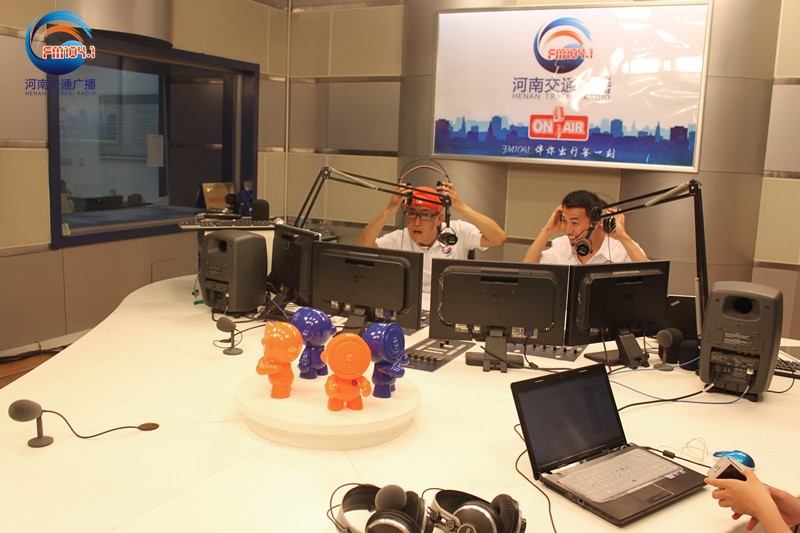 李憲和張弛怎么這么開心！又不是你們倆中獎了！