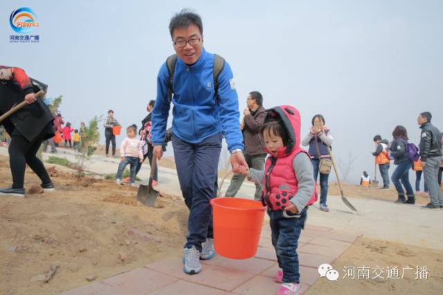 爸比爸比，你會種小樹嗎？我來教你吧~