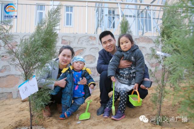 一家四口，一起種下我們的小樹，和寶貝兒們一起茁壯成長！