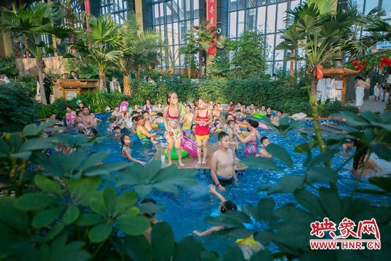 又開始過夏天的孩子們，在溫潤的泉水里放任天性。