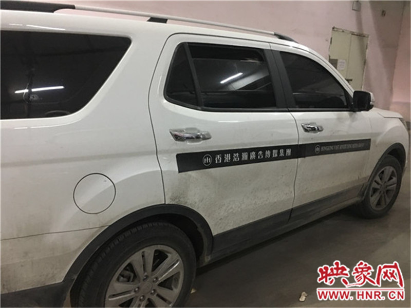 車身上按要求貼著廣告。