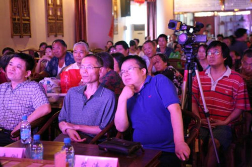 信息廣播總監(jiān)李金鋒（左1）、副總監(jiān)魏志剛（左2）、副總監(jiān)陳德年（左3）