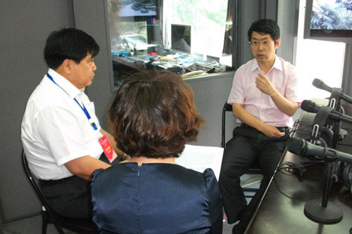 直播前的北京安貞醫(yī)院副院長(zhǎng)周生來(lái)（右１）、大慶油田總醫(yī)院集團(tuán)總經(jīng)理劉湘彬（左１）