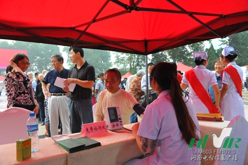 市民接受免費(fèi)身體檢測(cè) 市民接受免費(fèi)身體檢測(cè)