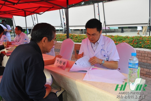 省腫瘤醫(yī)院副院長(zhǎng)李醒亞為患者診療 省腫瘤醫(yī)院副院長(zhǎng)李醒亞為患者診療