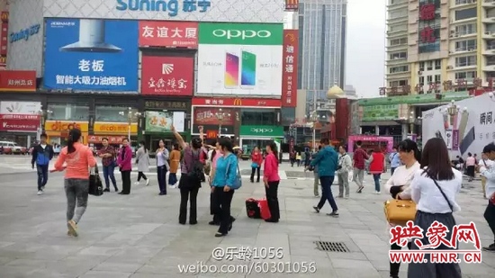 他們從四面八方匯集到二七塔下，由行走路人一下變成了一支舞蹈隊(duì)，跳起了節(jié)奏歡快、時(shí)尚動(dòng)感的舞蹈。