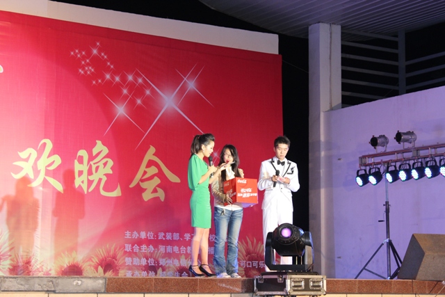 教育廣播女主播葉子現(xiàn)身晚會，全場沸騰