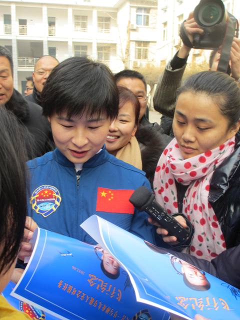 教育廣播記者明燕對(duì)劉洋進(jìn)行現(xiàn)場(chǎng)采訪