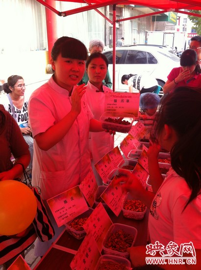 這是什么一，那又是什么？小腦袋不停的在思索，而小手和小鼻子也沒(méi)閑著，時(shí)不時(shí)地摸一摸、聞一聞！