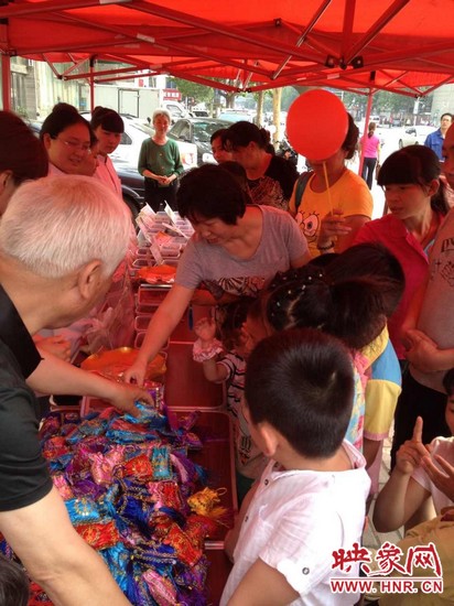 中醫(yī)館裝備了防蚊蟲(chóng)、預(yù)防手足口等四個(gè)藥方，并把這些藥磨成粗粉，每個(gè)孩子把不同藥方粉裝如香囊?guī)Щ丶? complete=