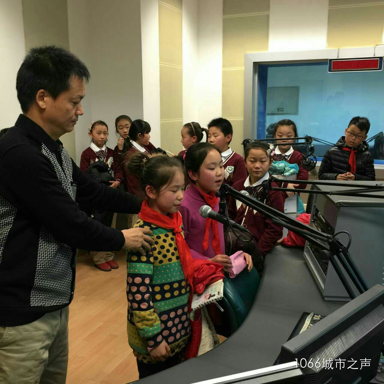 現(xiàn)場接受播音指導(dǎo)，有模有樣耶！