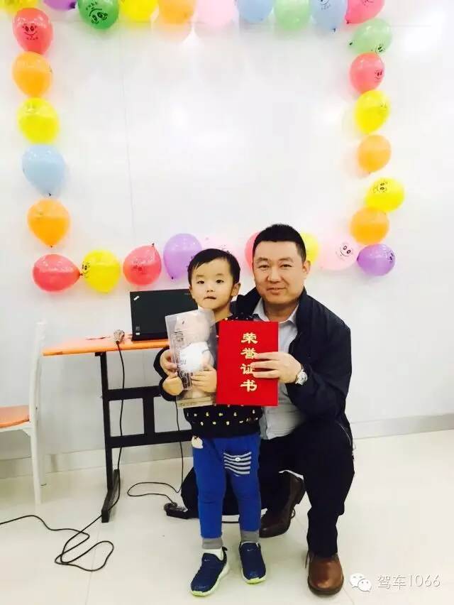 我是小小銀行家，來跟行長合個影哦