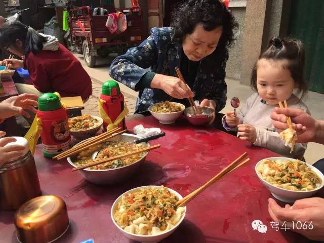 據(jù)說手搟面和柴雞蛋更配哦！