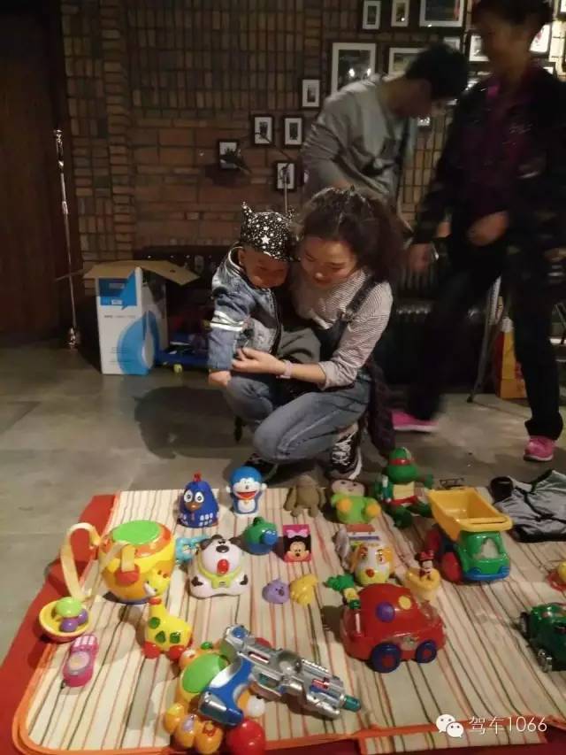 本次活動(dòng)最小的小老板，最后放大招了，玩具隨便拿，這壕情也沒sei了！