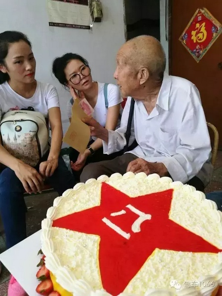 二姐們認(rèn)真聽老兵講抗戰(zhàn)的故事，老人年事已高，記憶都是轟炸！轟炸！轟炸！