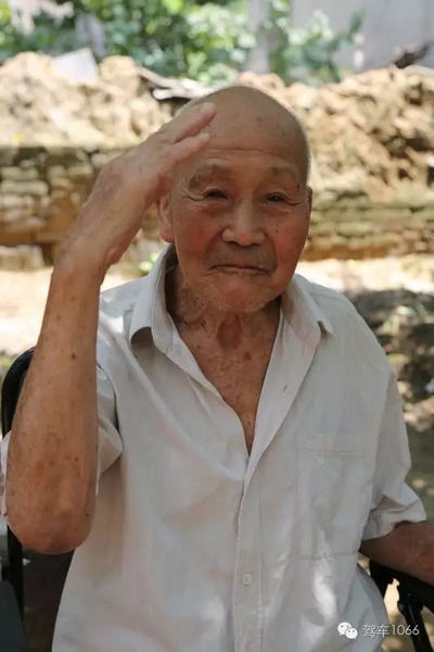 老兵身子骨不行了，九十多歲了……也許軍禮不那么標(biāo)準(zhǔn)了，但是這一幕還是感動(dòng)到了我們……