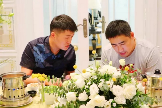 這種熱烈的氣氛，一直延續(xù)到飯桌上