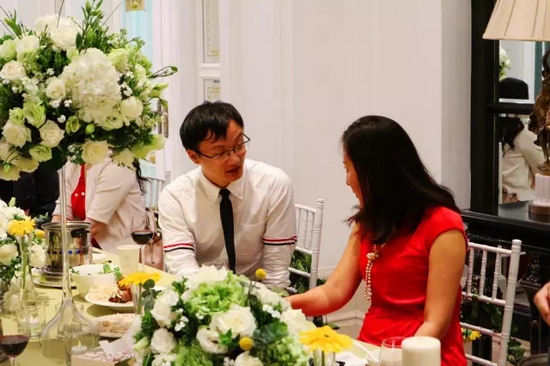 這種熱烈的氣氛，一直延續(xù)到飯桌上。