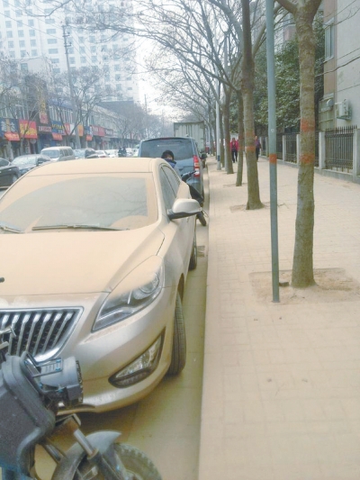 馬路灰頭土臉，停在路邊的車也蒙塵。