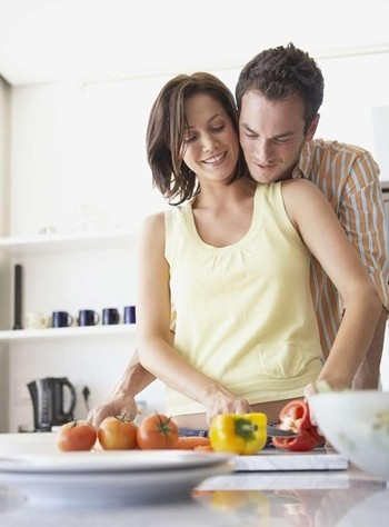 反其道而行，也對他若即若離