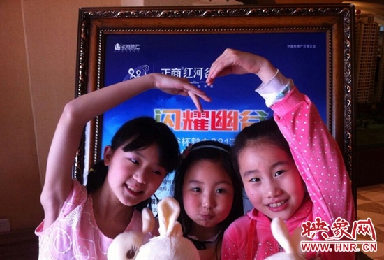 我們和兔寶寶一起賣個萌，比比誰更可愛