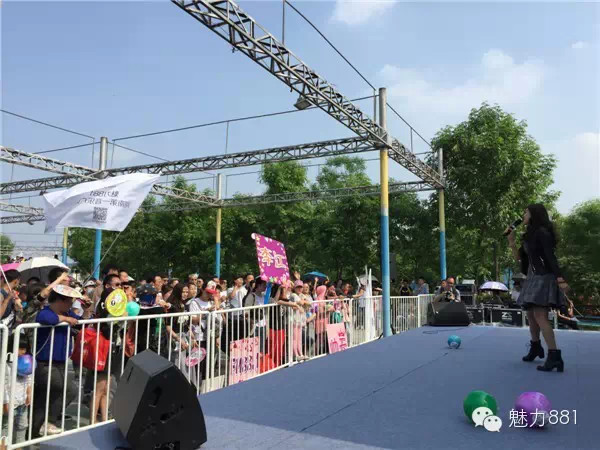 輕輕躍起、優(yōu)美身段，新聞小姐李江