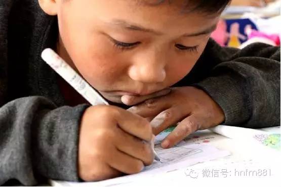 小手黑黑的，像是很少洗