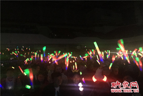 當(dāng)晚現(xiàn)場(chǎng)約2500個(gè)座位全場(chǎng)爆滿，還有全國(guó)各地歌迷會(huì)趕來(lái)的歌迷們。