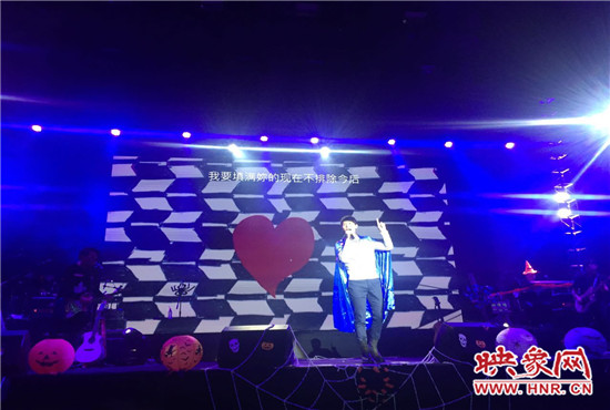 嚴(yán)爵及相信音樂(lè)旗下其他藝人賣(mài)力演出。