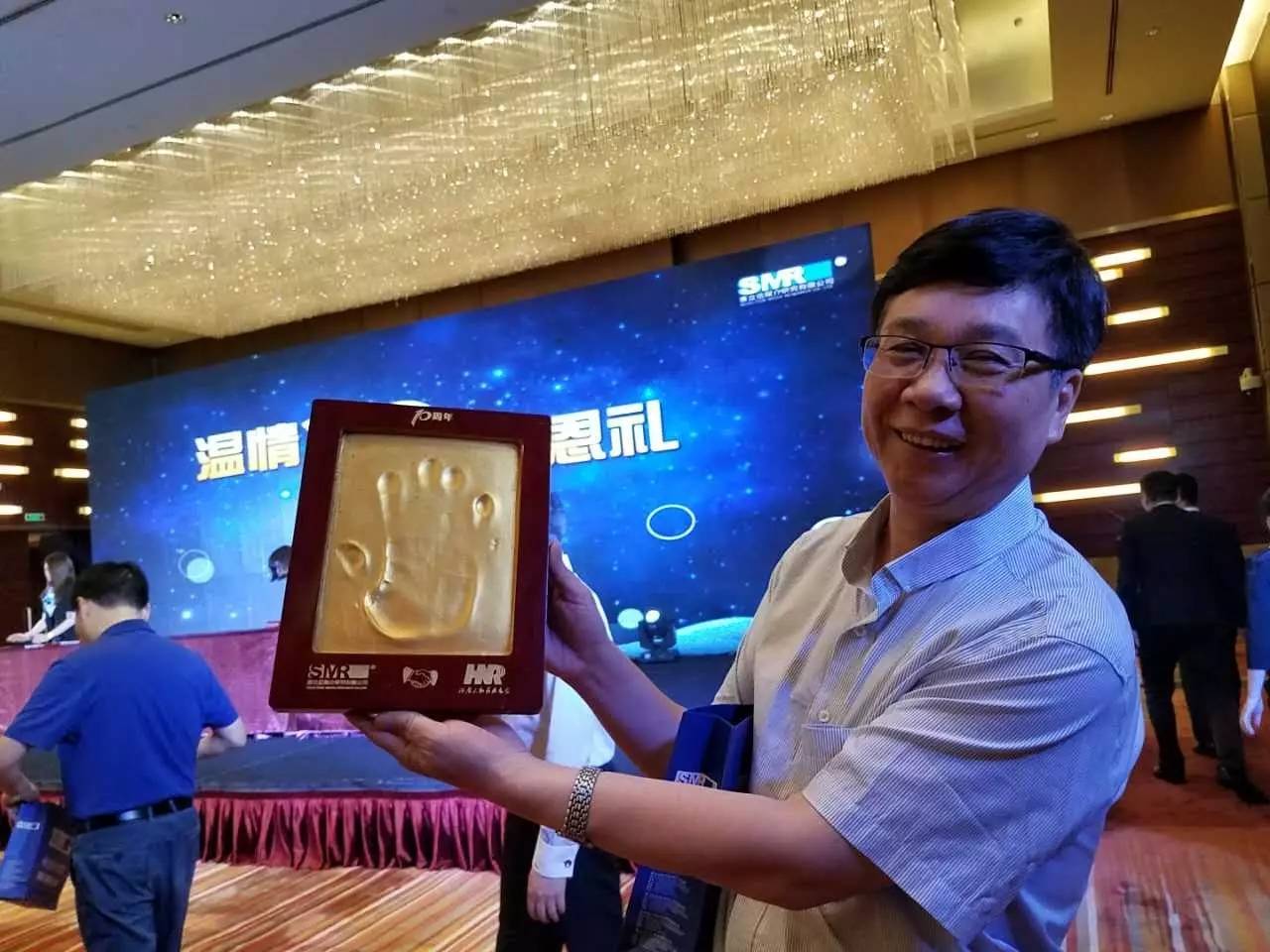 河南電臺(tái)副總編輯，宣傳協(xié)調(diào)中心主任高鐵軍先生代表河南廣播電視臺(tái)為慶賀賽立信成立20周年送上“手印”圖