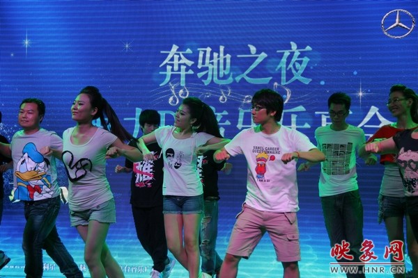 熱情洋溢的開(kāi)場(chǎng)舞，DJ們?nèi)硇耐度? complete=