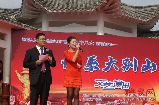 演出現(xiàn)場主持人向老人們表達(dá)節(jié)日的問候。